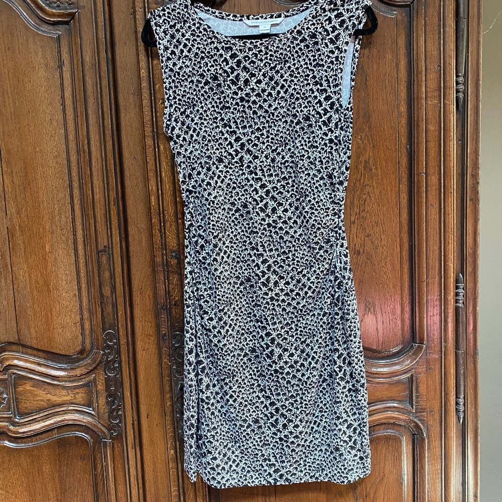 Black and white flattering dress!